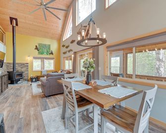 Soldotna Home w/ 2 Living Areas & Spacious Porch - Soldotna - Comedor