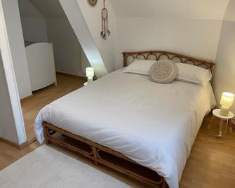 Maison de ville avec parking gratuit - Chablis - Chambre