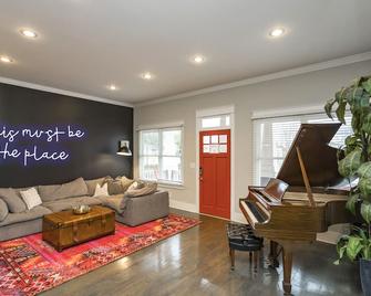 Nashvilles Ultimate Getaway! Hot Tub! 3 MI Broadway!! - Nashville - Sala de estar