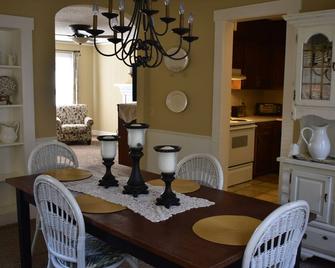 Ivy Cottage on Fern - Waycross