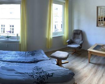 Zentrale Ferienwohnung mit Gartennutzung - Schwerin - Chambre