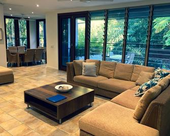Sanctuary Palm Cove - Palm Cove - Living room