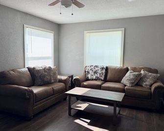 Cozy 2-bedroom house in charming Sweetwater with AC - Sweetwater - Living room