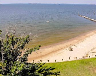 House on the Bay with Private Beach Access & Panoramic Bridge Views - Stevensville - Playa