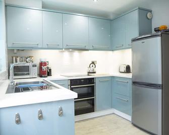 Reeve House - 2-Bed - Free Parking & Wi-Fi - Kenilworth - Kitchen