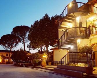 Hotel Villa Elda - אסיסי - בניין