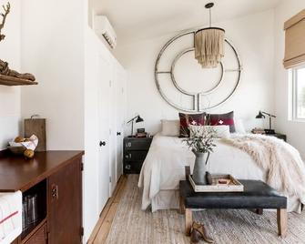 Seen in 250 Articles Close to Town Lux Bed & Linens Private The Pierce - Round Top - Bedroom