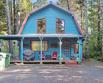 Updated, dog-friendly cabin in a secluded area - minutes from beach & town! - Bandon