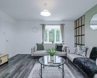 New! 3-Bed House In Greater Manchester By 53 Degrees Property, Ideal For Business & Contractors, Free Parking! - Rochdale - Living room