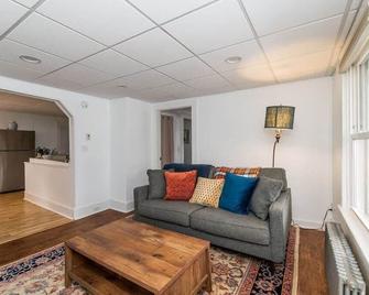 Optimally Located Winooski 3BR nearby Amenities - Winooski - Living room