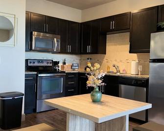 Luxury Apartment In Dallas w/ Extensive Amenities. - Addison - Kitchen