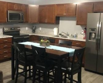 Lovely 3-bedroom Condo with electric fireplace - Grand Island - Keuken