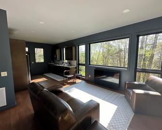 The Bird House - Brand new, 3.5 miles from VT, Privacy, Tile Shower, King bed. - Blacksburg - Living room