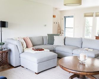 Luxury Waterfront Cottage with Wood Burning Fireplace + Hot Tub + Backyard Sauna - Lancaster - Living room