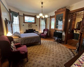 Innisfree Bed and Breakfast - South Bend - Bedroom