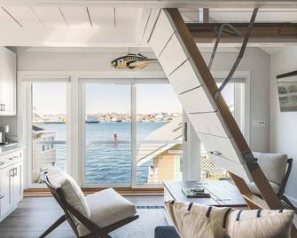 Stay at Rocky Neck - Gloucester - Living room