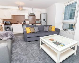 D'city Apartment, Up To 5 Guests - Dundee - Living room
