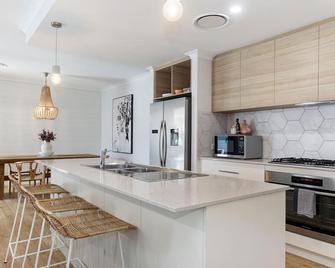Busselton Beachside Beauty - Busselton - Kitchen