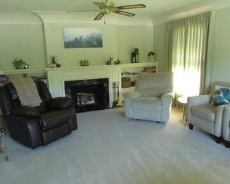 Cottage by Lake Winona - Winona - Wohnzimmer