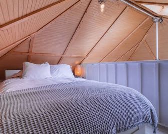 Small Beach Cottage near the Coastal Trail and The Ritz - Half Moon Bay - Bedroom