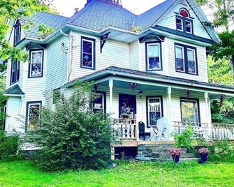 4-bedroom farmhouse in tranquil Union Dale Pa - Union Dale - Building