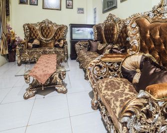 OYO 2165 Alyah Guest House Syariah - Ambon - Lobby