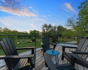 Pecan Grove Container Tiny Home Country Setting 12 min to Baylor Magnolia - Waco - Patio