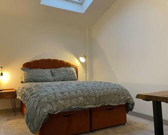 Smithy Bungalow, free private parking included, Buxton - Buxton - Bedroom
