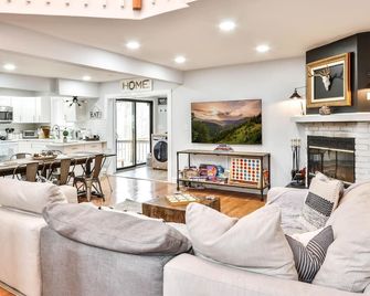 Beautiful Mount Pocono Chalet with Hot Tub!! - Tobyhanna - Salon