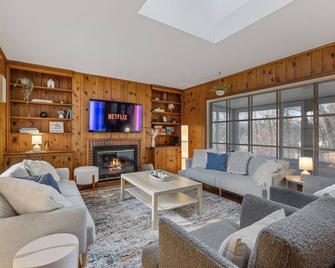 Spacious Cabin-Style Home With Gameroom - Rockford - Living room