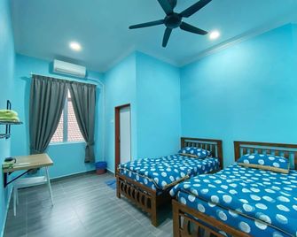 U Guest House - Tanah Merah - Habitación