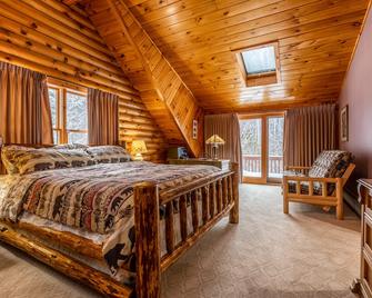 Beautiful Lakeview Log Cabin on 60-Acre Property - Peru - Habitación