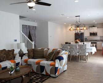 Cozy New House/Ontario Airportvacation Rentals / - Ontario - Living room