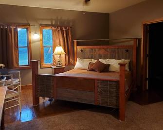 Circle S Ranch - Lawrence - Bedroom