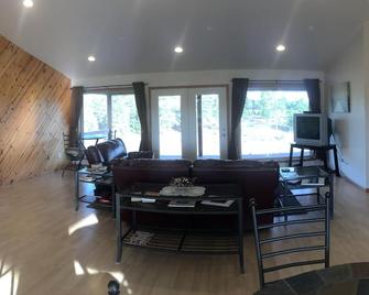 Newer Country Home 5 Minutes From Town - Park Rapids - Living room