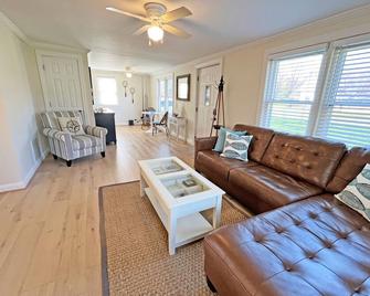 Roomy house in downtown P.A. Walk to everything. Bikes included. Dog-friendly. - Port Austin - Living room