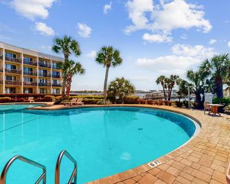 Second-floor, sound-front studio with pool & washer/dryer - Fort Walton Beach - Pool
