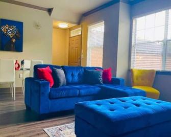 Cozy 1-bedroom apartment with AC, WiFi in welcoming The Woodlands - The Woodlands - Living room