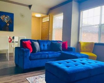 Cozy 1-bedroom apartment with AC, WiFi in welcoming The Woodlands - The Woodlands - Living room