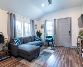 Stylish 1 Br,1ba Home Steps From Freret St - New Orleans - Wohnzimmer