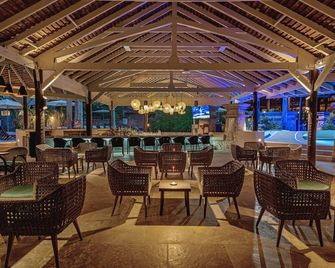 Sunset at the Palms Resort - Adults Only - נגריל - מסעדה