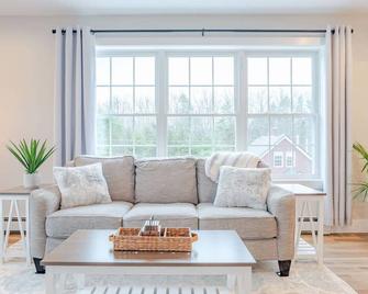 Countryside Oasis Charming 1br Farmhouse Getaway - Gorham - Living room