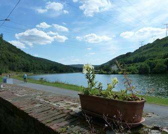 Spacious 18th century mansion near the Meuse with enclosed garden - Haybes - Außenansicht