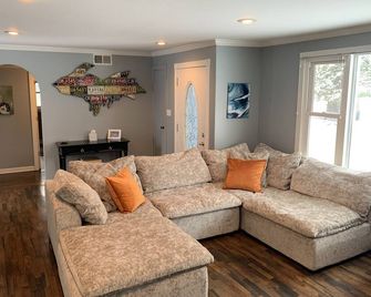 200 steps to the waters edge of Burt lake and 5 min. to 3 public boat launches. - Indian River - Living room