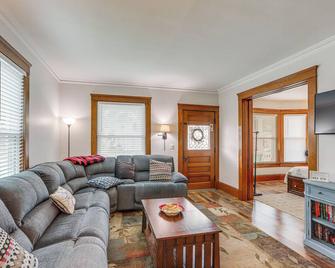 3 Mi to Cedar Point Sunny Sandusky Home with Yard - Sandusky - Living room