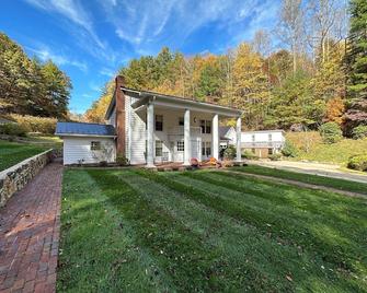 Lowell's Hollow in Virginia's Blue Ridge Mountains - Stuart - Edificio