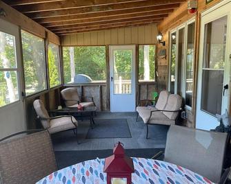 Beautiful Chalet with Private Lake Spot Near Popular Resorts - Wurtsboro NY! - Wurtsboro - Patio