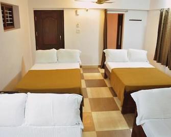 Hotel Holiday Break - Valparai - Bedroom