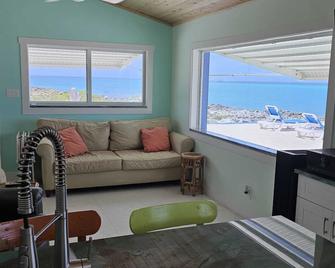 New Luxury Oceanfront Home – Port Royale, South Bimini. Starlink Wifi, A/C, Dock - Port Royal - Living room