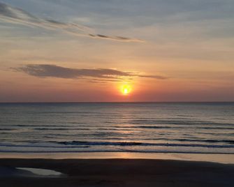 Hawaiian Inn Resort Condos - Daytona Beach Shores - Playa